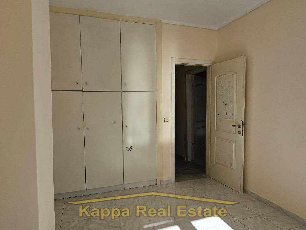 1ο υπνοδωμάτιο με ντουλάπα.