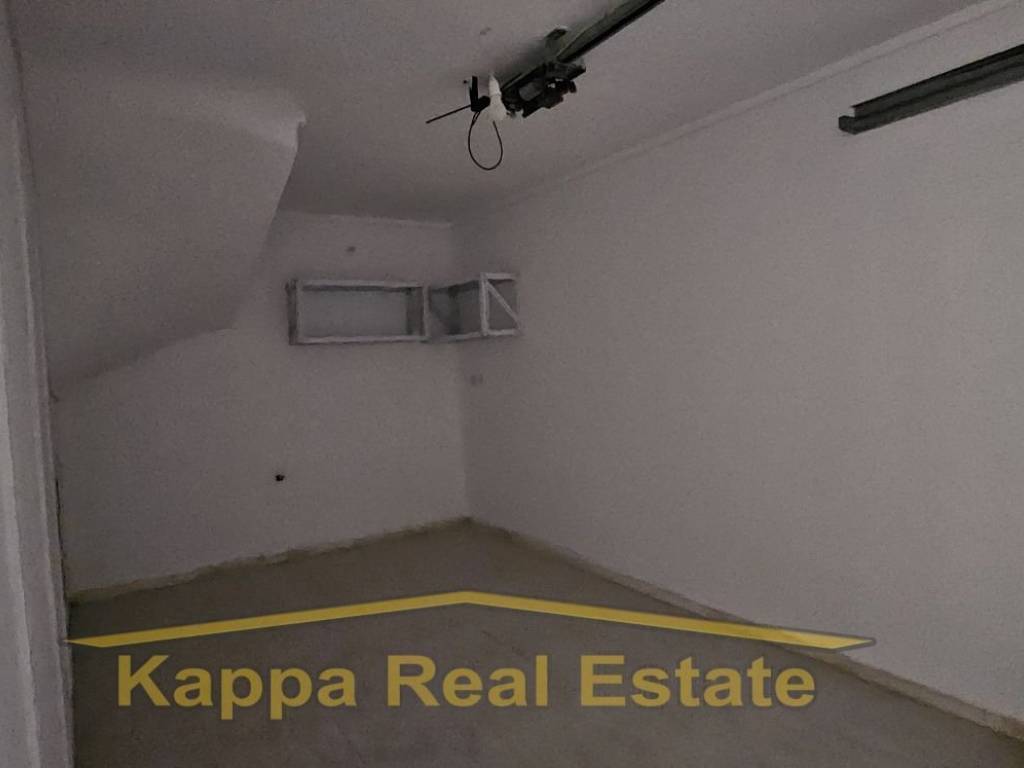 Υπόγειο κλειστό γκαράζ.