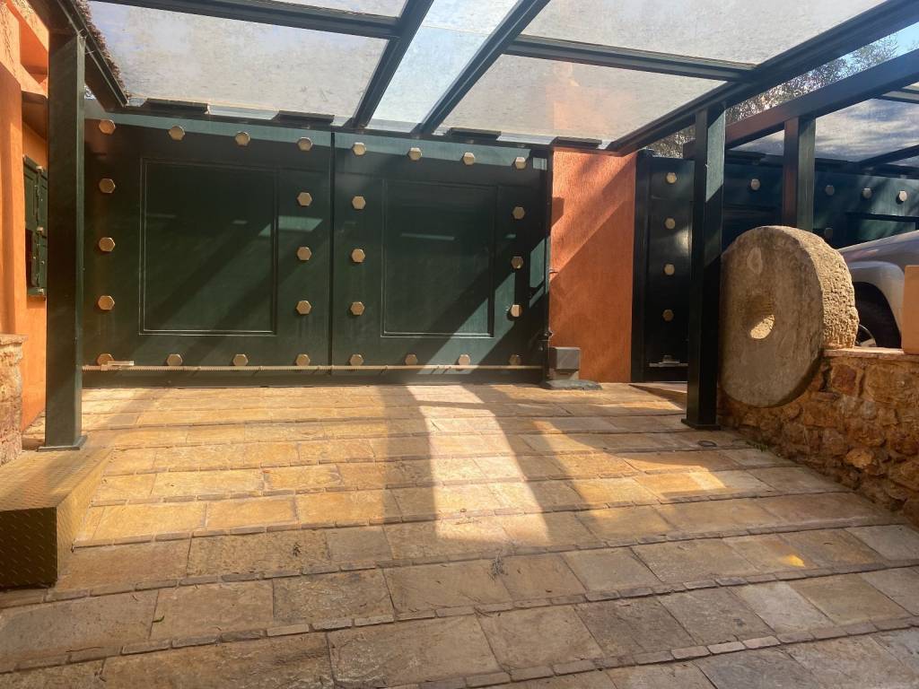 ΓΚΑΡΑΖ ΣΚΕΠΑΣΤΟ 
REAL ESTATE ΚΥΠΡΑΙΟΣ