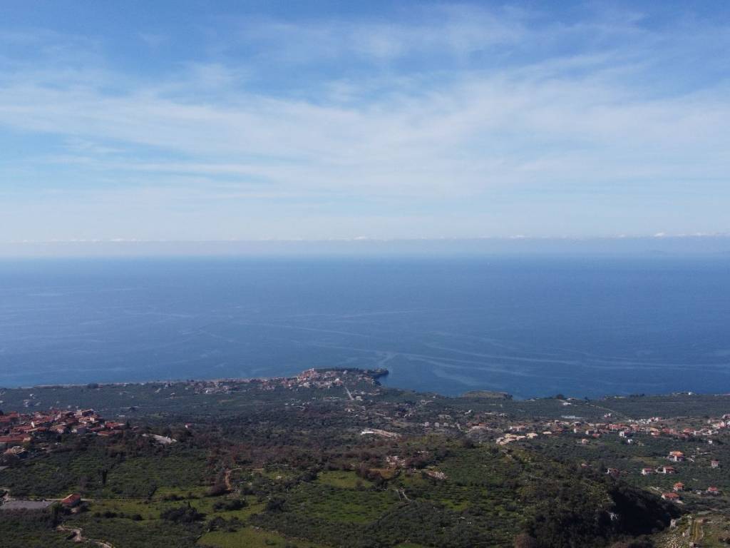 έχει ανεμπόδιστη και υπέροχη θέα προς τη θάλασσα.