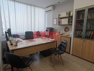 Kabala, Kentro: Enoikiazetai anakainismeno diamperes Grapheio 49t.m. 