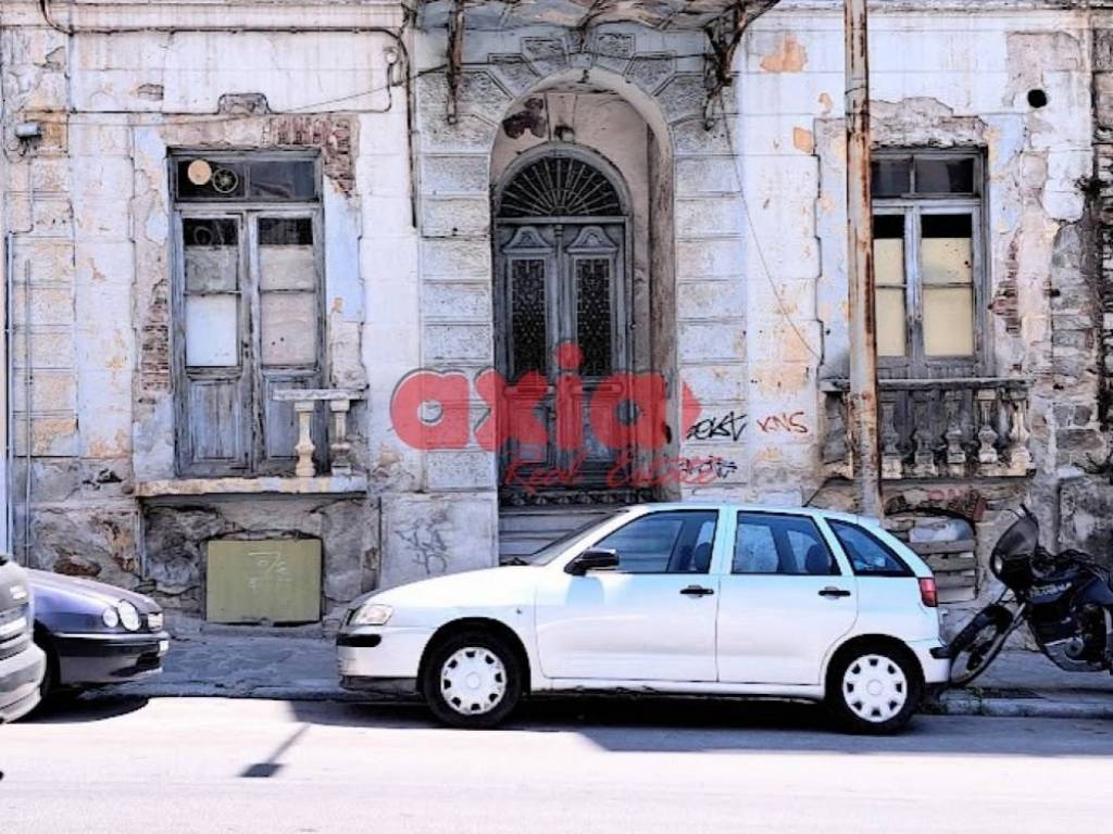 Πωλείται ισόγειο νεοκλασικό Διαμέρισμα 100τ.μ. που βρίσκεται σε πολύ κεντρικό σημείο  της πόλη