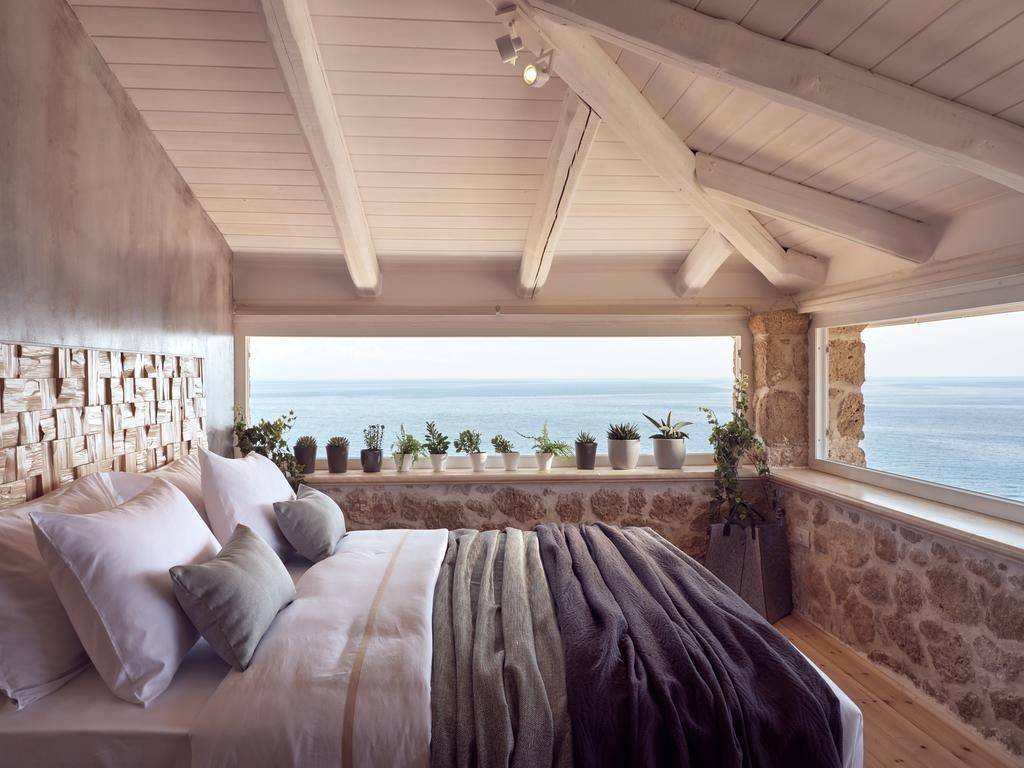 υπνοδωμάτιο με θέα θάλασσα.