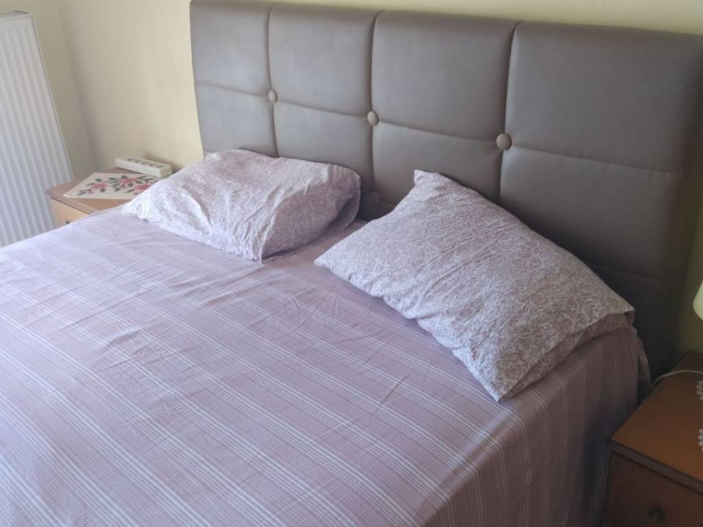 ΔΙΠΛΟ ΚΡΕΒΑΤΙ ΜΕ ΣΤΡΩΜΑ