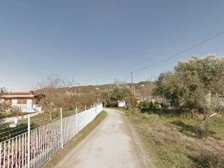 Χωματόδρομος που οδηγεί στο οικόπεδο