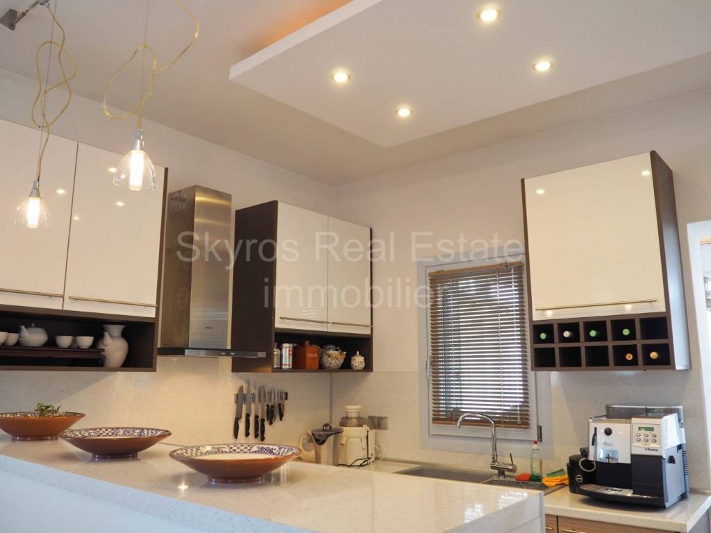 Hi quality fully equipped contemporary kitchen