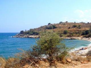 Seaside even and buildable plot,