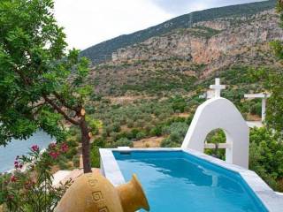 Seaside even and buildable plot,