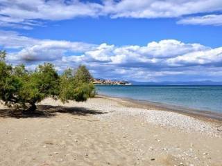 Seaside even and buildable plot,