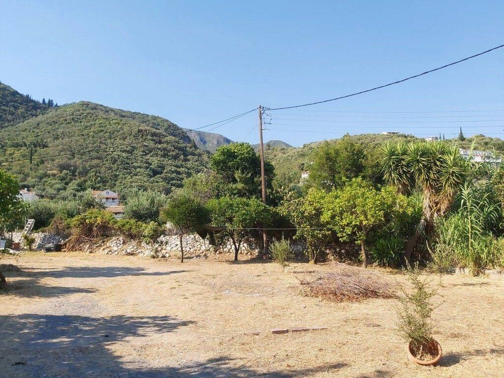 2 - Πωλείται γη έκτασης 750 μ² στην Κέρκυρα.