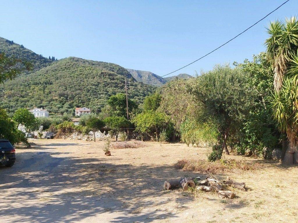 4 - Πωλείται γη έκτασης 750 μ² στην Κέρκυρα.