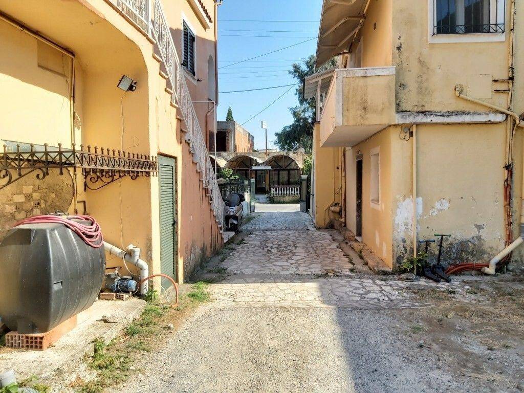 8 - Πωλείται γη έκτασης 750 μ² στην Κέρκυρα.