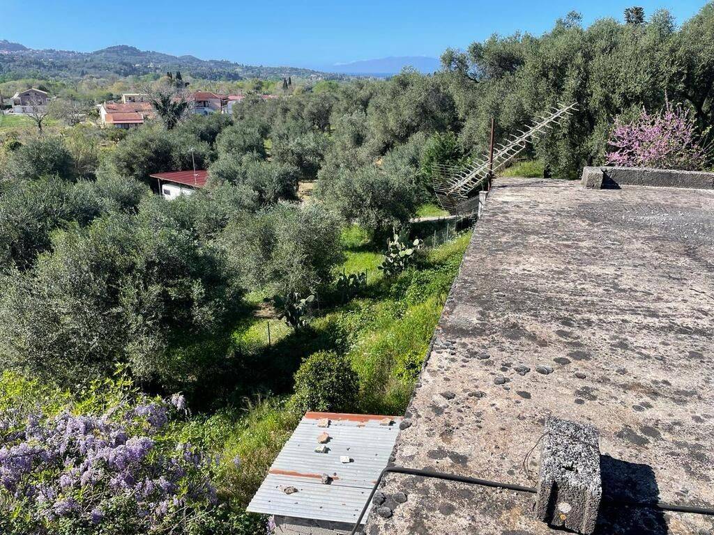 13 - Πωλείται παλαιάς κατασκευής 2-όροφη μονοκατοικία έκταση.