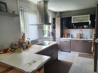 OPEN PLAN FULLY EQUIPMENT KITCHEN