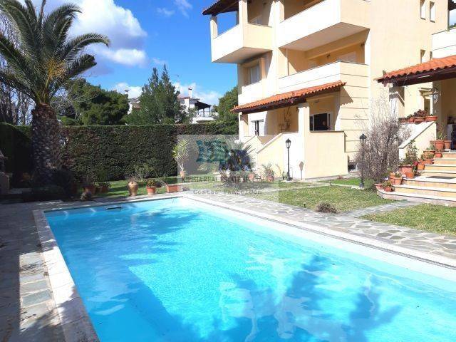 VIEW OF THE SWIMMING POOL